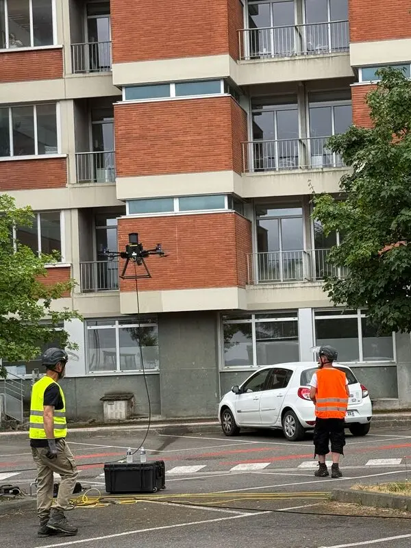 Drone en action pour le nettoyage des vitres inaccessible de l'hôpital de Toulouse
